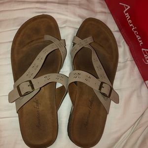 AE One toe sandals